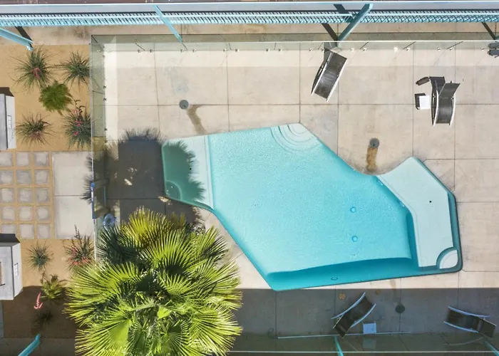 Contemporary Hub In Dtph - Pool & Parking Apartment *