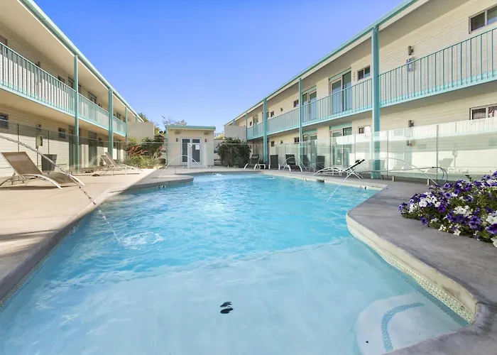 Contemporary Hub In Dtph - Pool & Parking Apartment *
